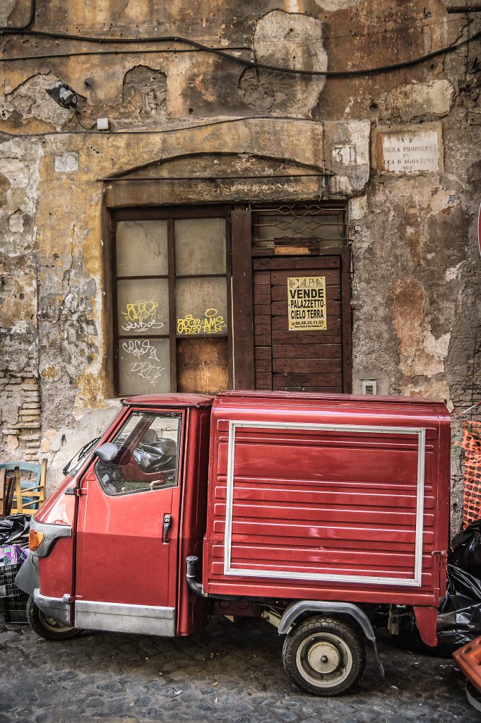 Piaggio Ape vor einer Hausfront