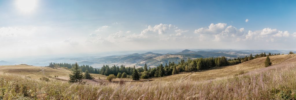 Blick von der Wasserkuppe (im hessischen Landkreis Fulda) auf die wunderschöne Rhönlandschaft