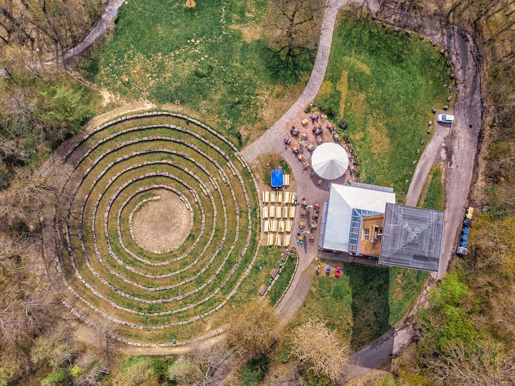 Blick auf die Erlebnismulde auf dem Neroberg in Wiesbaden