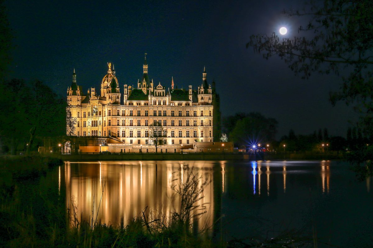 Schweriner Schloss bei Nacht - (c) eric immerheiser