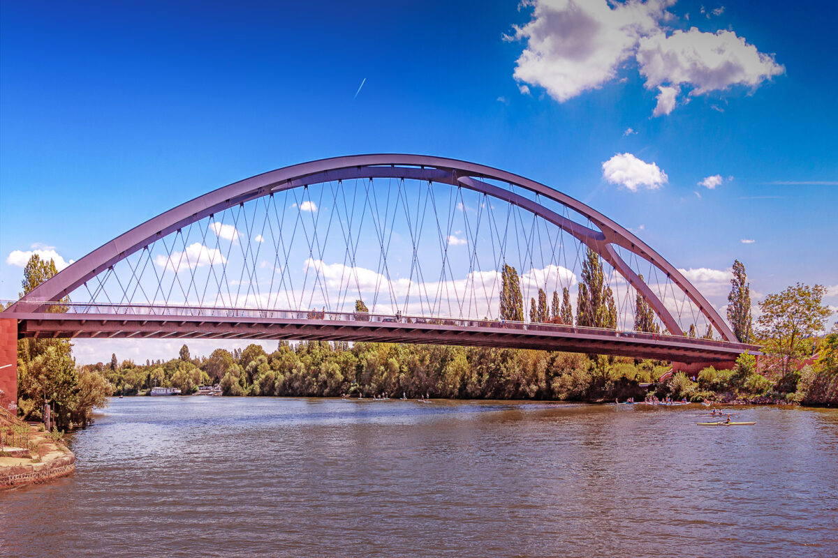 Mainbrücke zwischen Frankfurter Ostend und der südlichen Mainseite